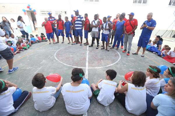 Alunos da Escola Meimei, vizinha do Hostel Maraca, fazem despedida para atletas Cubanos da Luta Olímpica - Sputnik Brasil