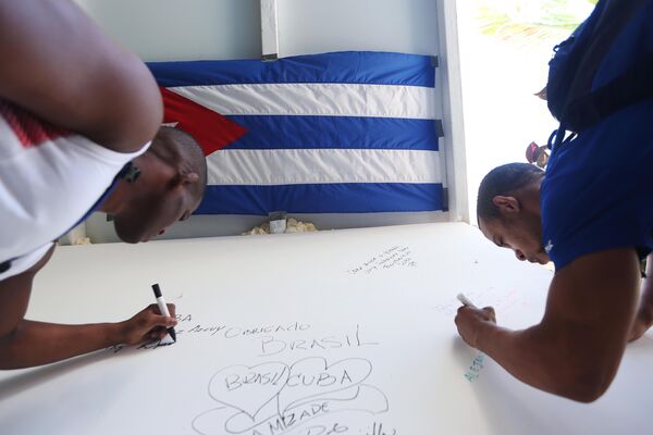 Alunos da Escola Meimei, vizinha do Hostel Maraca, fazem despedida para atletas Cubanos da Luta Olímpica - Sputnik Brasil