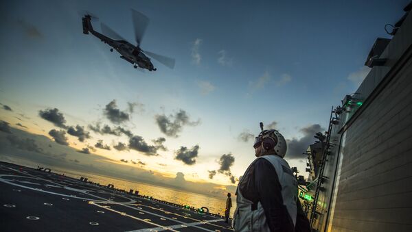 O helicóptero estadunidense MH-60R Seahawk está decolando do navio USS Fort Worth (LCS 3) no mar do Sul da China - Sputnik Brasil