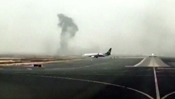 Fumaça está subindo do avião após um acidente de voo da Emirates no Aeroporto Internacional de Dubai - Sputnik Brasil