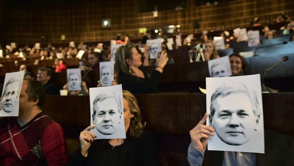 Pessoas assistem videoconferência com o fundador do WikiLeaks, Julian Assange, Quito, Equador, junho de 2016 - Sputnik Brasil