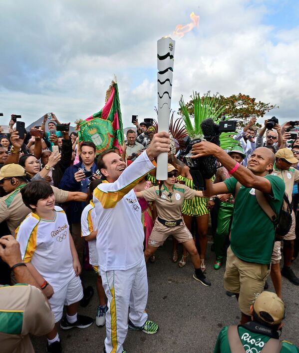 Prefeito Eduardo Paes ergue a tocha olímpica em frente à Escola Naval do Rio - Sputnik Brasil
