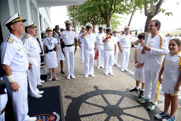 Eduardo Paes em cerimônia na Escola Naval pela chegada do fogo olímpico à cidade do Rio de Janeiro - Sputnik Brasil