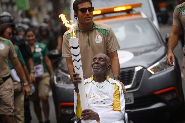 Lenda do samba carioca, Nelson Sargento emocionou ao conduzir a chama olímpica no Centro do Rio - Sputnik Brasil