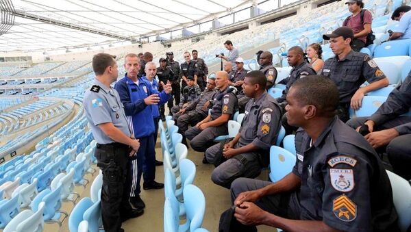 Policiais Militares do Rio  recebendo treinamento sobre como agir durante os Jogos com a polícia da França - Sputnik Brasil