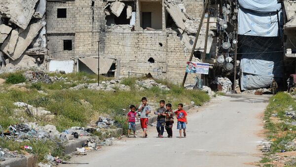 Crianças no bairro destruído da cidade de Aleppo, Síria, abril de 2016 - Sputnik Brasil