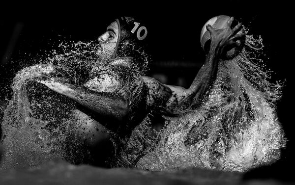 Foto da série Luz e linhas de polo aquático de Konstantin Chalabov que foi premiada na categoria Esportes no Concurso Jornalístico Fotográfico Internacional Andrei Stenin 2016 - Sputnik Brasil