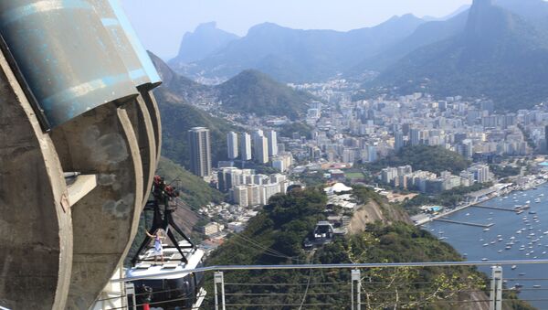 Homem leva a Tocha Olímpica em cima do bondinho do Pão de Açúcar - Sputnik Brasil