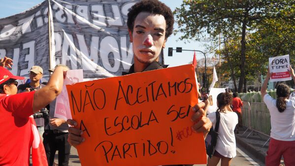 Manifestante contra o projeto Escola Sem Partido participa do ato Fora Temer em Copacabana - Sputnik Brasil