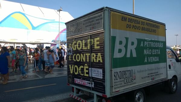 Protestos contra o governo interino de Temer durante passagem da tocha olímpica por Copacabana - Sputnik Brasil