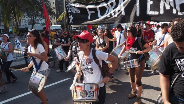 Batucada na manifestação contra Temer em Copacabana - Sputnik Brasil