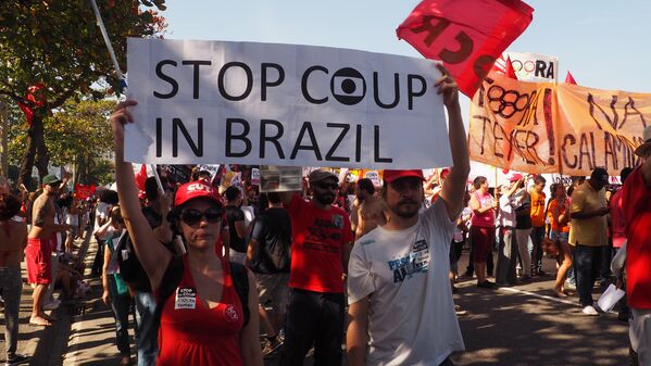 Manifestantes carregam cartazes em inglês contra o golpe no Brasil - Sputnik Brasil