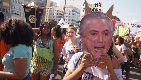 Máscara de Temer em protesto em Copacabana - Sputnik Brasil
