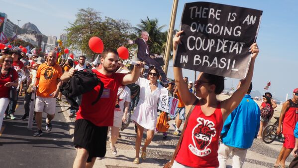 Manifestantes denunciam golpe em curso no Brasil - Sputnik Brasil