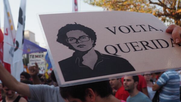 Manifestantes pedem a volta de Dilma em ato contra Temer - Sputnik Brasil