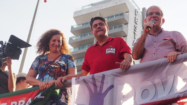 Deputada federal Jandira Feghali (PCdoB) ao lado do deputado federal Wadih Damous (PT) em ato contra Temer em Copacabana - Sputnik Brasil
