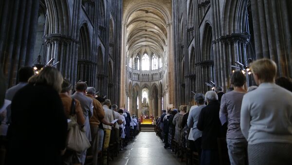 Missa na Catedral de Rouen em homenagem ao padre Jacques Hamel, morto em um atentado na cidade próxima de Saint-Étienne-du-Rouvray em 26 de julho de 2016 - Sputnik Brasil
