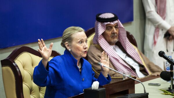 A Secretária de Estado dos EUA Hillary Clinton realiza uma coletiva de imprensa conjunta com o ministro das Relações Exteriores da Arábia Saudita (foto de arqiuvo) - Sputnik Brasil