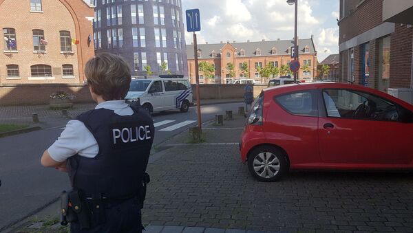 A photo taken with a mobile phone on August 6, 2016, shows a police officer standing guard close to a police building in the southern Belgian city of Charleroi following a machete attack - Sputnik Brasil