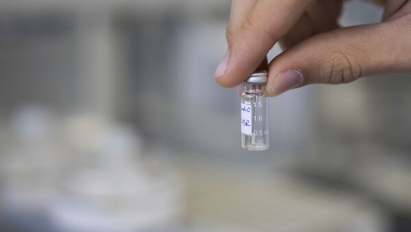 A lab technician shows a sample to be tested for doping - Sputnik Brasil