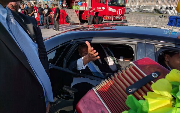 Artista de rua Fabinho Caxotada toca um música portuguesa para o presidente de Portugal Marcelo Rebelo de Sousa, no Porto Maravilha, Rio de Janeiro - Sputnik Brasil