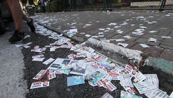 Sujeira em calçadas, por conta de materiais de propaganda eleitoral das eleições 2014 - Sputnik Brasil