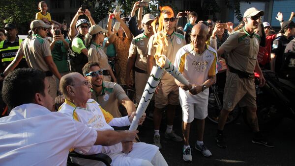 Ivo Pitanguy, de cadeira de rodas, carrega a tocha olímpica, 05.08.2016 - Sputnik Brasil