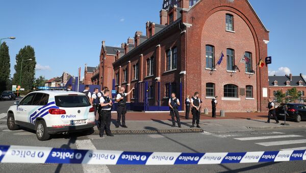 Police stand as they secure the area around a police building in the southern Belgian city of Charleroi following a machete attack on August 6, 2016 - Sputnik Brasil
