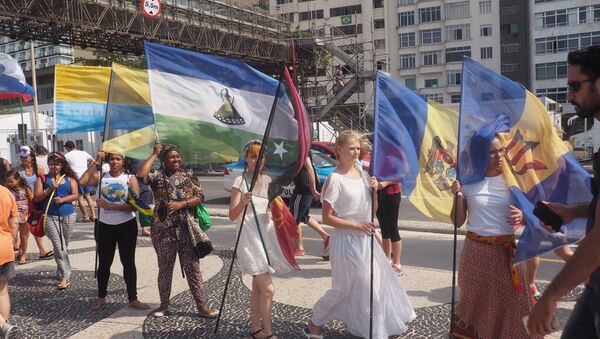 Caminhada pela paz da Rede Global de Artes - Copacabana, Rio, 7 de agosto de 2016 - Sputnik Brasil