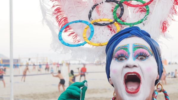 Drag queen pousa para turistas na orla de Copacabana - Sputnik Brasil