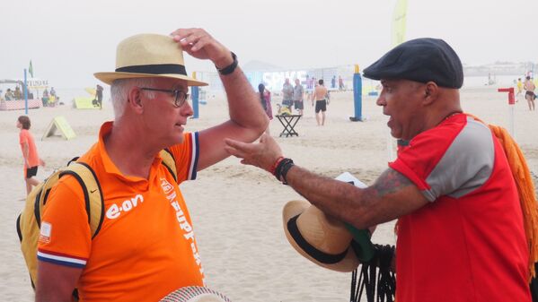 Turista holandês prova chapéu típico da malandragem carioca vendido nas praias do Rio - Sputnik Brasil