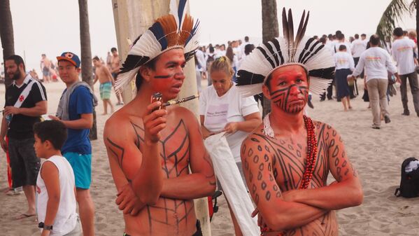 Índios vendem artesanato para turistas na praia de Copacabana - Sputnik Brasil