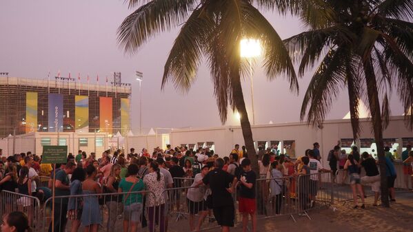 Fãs fazem filas para comprar ingressos na arena do vôlei em Copacabana - Sputnik Brasil