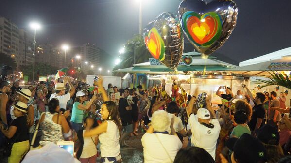 Turistas e cariocas se divertem com festa pernambucana na orla de Copacabana - Sputnik Brasil