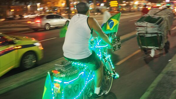 Torcedor brasileiro personaliza bicicleta para pedalar na praia de Copacabana durante as Olimpíadas - Sputnik Brasil