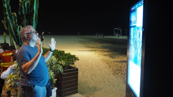 Homem tira selfie em câmera pública instalada na praia de Copacabana - Sputnik Brasil
