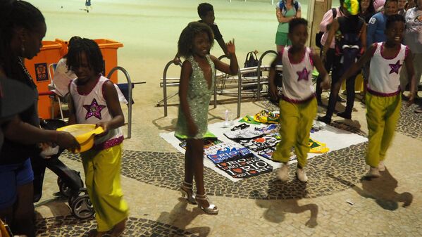 Crianças sambam na orla de Copacabana para atrair turistas - Sputnik Brasil