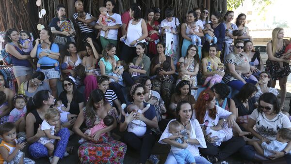 Na 15ª Semana Mundial de Amamentação, grupo de mães se reúne em Brasília para amamentar seus bebês simultaneamente em público - Sputnik Brasil