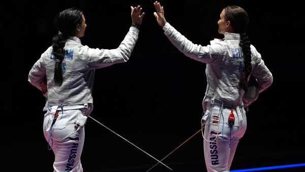 Yana Egorian e Sofya Velikaya na final do sabre individual feminino - Sputnik Brasil