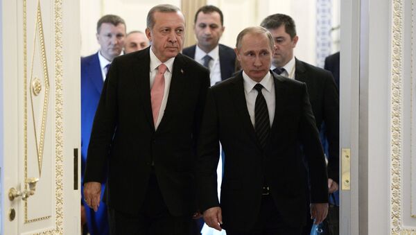 Líder russo Vladimir Putin e presidente turco Recep Tayyip Erdogan antes da reunião bilateral em São Petersburgo, Rússia, 9 de agosto de 2016 - Sputnik Brasil