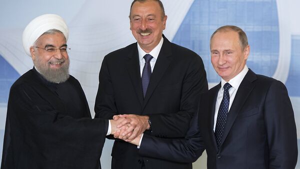 Presidente iraniano Hassan Rouhani, líder do Azerbaijão Ilham Aliyev e presidente russo Vladimir Putin antes da reunião trilateral em Baku, Azerbaijão, 8 de agosto de 2016 - Sputnik Brasil