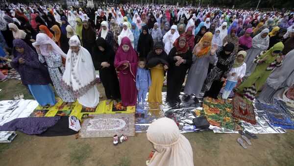 Filipinos muçulmanos no Rizal Park, em Manila para marcar o fim do mês sagrado do Ramadã, julho 17, 2015 em Manila, Filipinas. - Sputnik Brasil