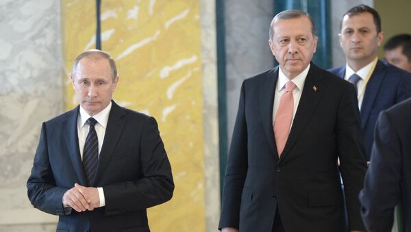 Presidente russo Vladimir Putin e presidente turco Recep Tayyip Erdogan antes da entrevista coletiva conjunta em São Petersburgo, Rússia, 9 de agosto de 2016 - Sputnik Brasil