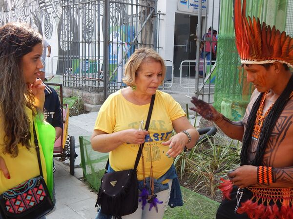Turistas compram artesanato de índios no Boulevard Olímpico - Sputnik Brasil