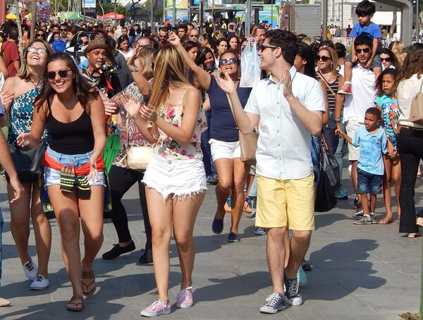 Multidão vibra com músico de rua no Boulevard Olímpico - Sputnik Brasil