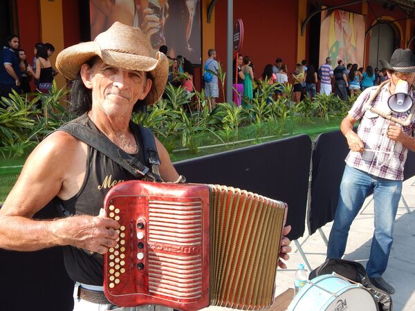 Sanfoneiro toca para turistas em frente à Casa Brasil no Boulevard Olímpico - Sputnik Brasil