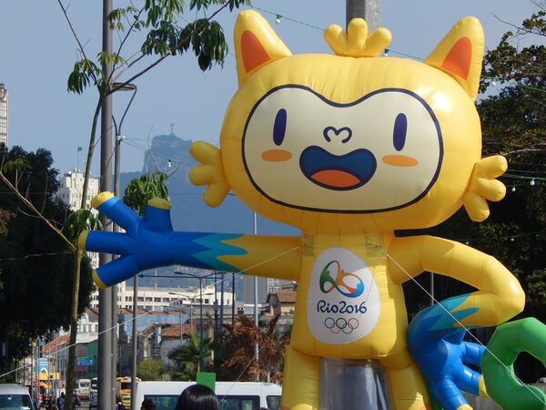 Vinicius, mascote da Rio 2016, com Cristo Redentor ao fundo - Sputnik Brasil