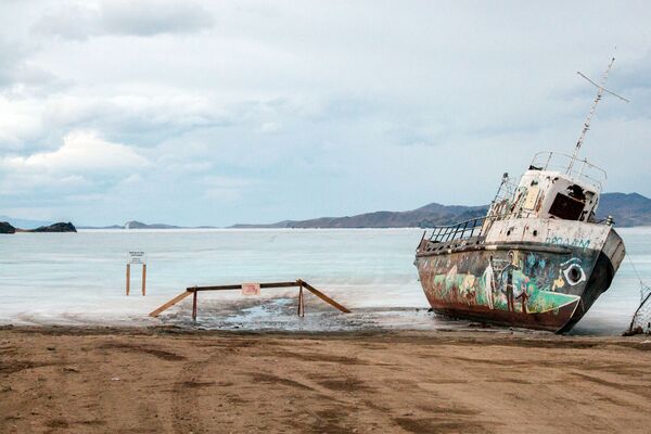 Um barco antigo na margem da ilha de Olhon - Sputnik Brasil