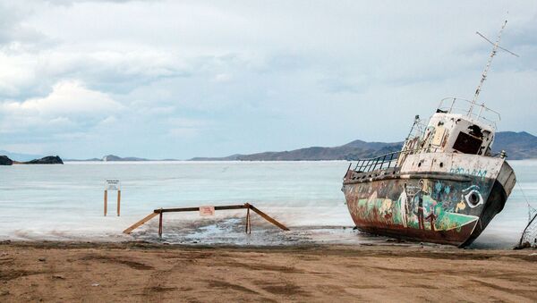 Um barco antigo na margem da ilha Olhon - Sputnik Brasil