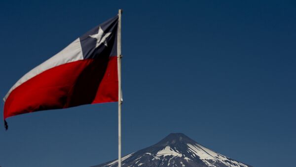 Bandeira do Chile com o vulcão Villarica ao fundo. - Sputnik Brasil